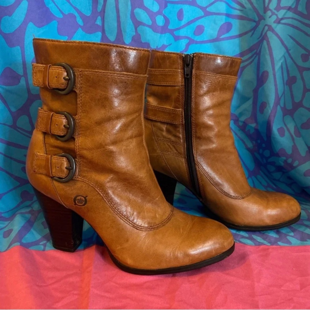 Brown born leather buckle boots